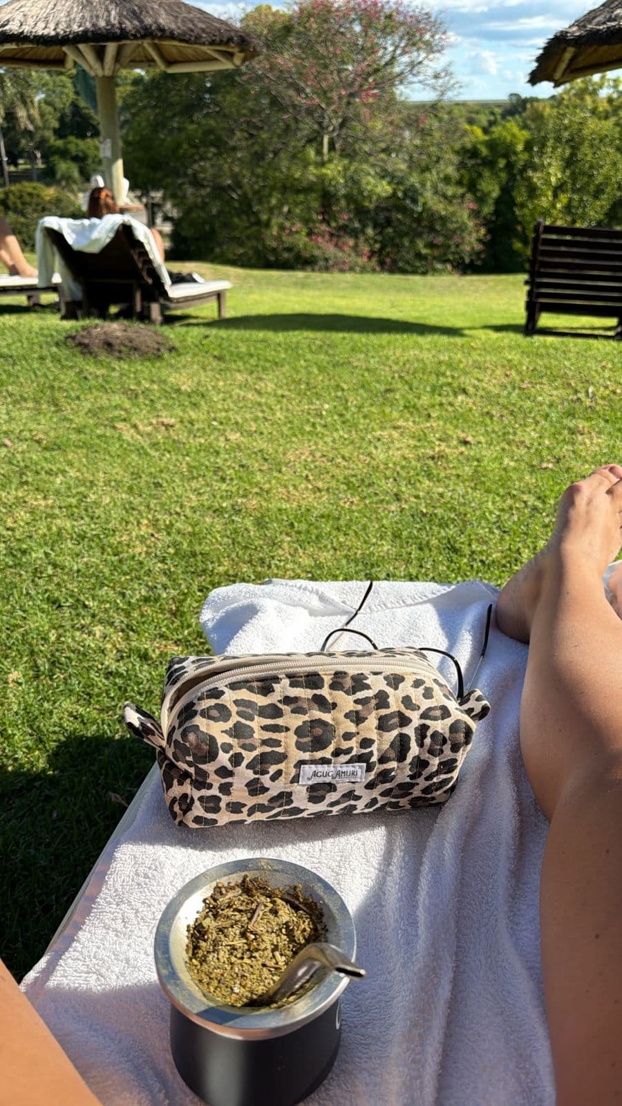 Juli con su neceser de Agug Amuri