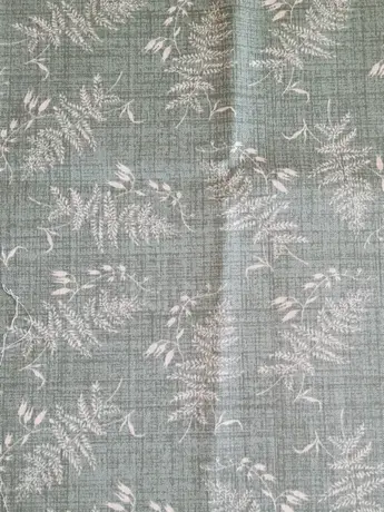 Hojas beige fondo verde